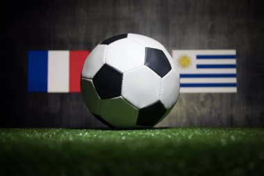 Futbol 2018. Yaratıcı kavramı. Yeşil çimenlerin üzerinde futbol topu. Ülke veya tezahürat kavramı destekler. Seçici odak