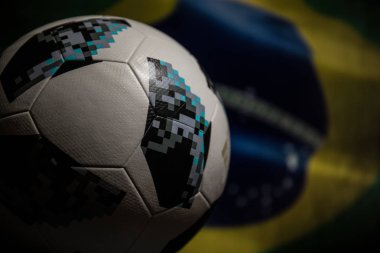 Bakü, Azerbaycan - 06 Temmuz 2018: Yaratıcı kavramı. Resmi Rusya 2018 Dünya Kupası futbol topu Adidas Telstar 18. Görünümü kapatın. Ülke veya tezahürat kavramı destekler. Seçici odak