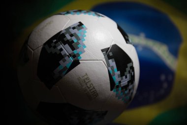 Bakü, Azerbaycan - 06 Temmuz 2018: Yaratıcı kavramı. Resmi Rusya 2018 Dünya Kupası futbol topu Adidas Telstar 18. Görünümü kapatın. Ülke veya tezahürat kavramı destekler. Seçici odak
