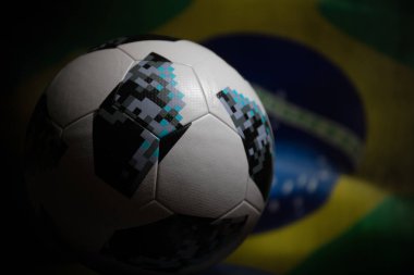 Bakü, Azerbaycan - 06 Temmuz 2018: Yaratıcı kavramı. Resmi Rusya 2018 Dünya Kupası futbol topu Adidas Telstar 18. Görünümü kapatın. Ülke veya tezahürat kavramı destekler. Seçici odak
