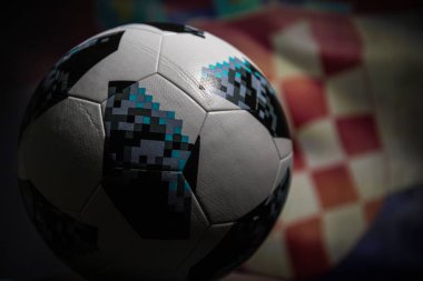 Bakü, Azerbaycan - 06 Temmuz 2018: Yaratıcı kavramı. Resmi Rusya 2018 Dünya Kupası futbol topu Adidas Telstar 18. Görünümü kapatın. Ülke veya tezahürat kavramı destekler. Seçici odak