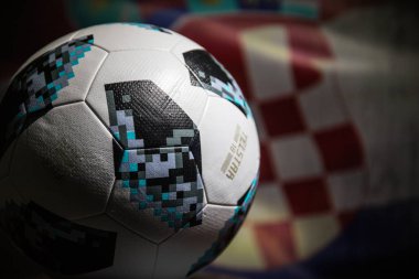 Bakü, Azerbaycan - 06 Temmuz 2018: Yaratıcı kavramı. Resmi Rusya 2018 Dünya Kupası futbol topu Adidas Telstar 18. Görünümü kapatın. Ülke veya tezahürat kavramı destekler. Seçici odak