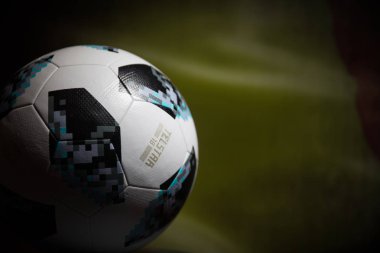 Bakü, Azerbaycan - 06 Temmuz 2018: Yaratıcı kavramı. Resmi Rusya 2018 Dünya Kupası futbol topu Adidas Telstar 18. Görünümü kapatın. Ülke veya tezahürat kavramı destekler. Seçici odak