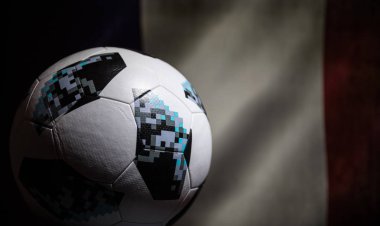 Bakü, Azerbaycan - 06 Temmuz 2018: Yaratıcı kavramı. Resmi Rusya 2018 Dünya Kupası futbol topu Adidas Telstar 18. Görünümü kapatın. Ülke veya tezahürat kavramı destekler. Seçici odak