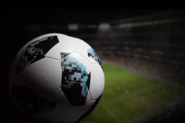 Bakü, Azerbaycan - 06 Temmuz 2018: Yaratıcı kavramı. Resmi Rusya 2018 Dünya Kupası futbol topu Adidas Telstar 18. Görünümü kapatın. Ülke veya tezahürat kavramı destekler. Seçici odak