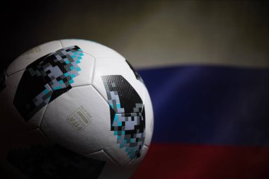 Bakü, Azerbaycan - 06 Temmuz 2018: Yaratıcı kavramı. Resmi Rusya 2018 Dünya Kupası futbol topu Adidas Telstar 18. Görünümü kapatın. Ülke veya tezahürat kavramı destekler. Seçici odak