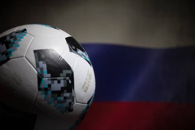 Bakü, Azerbaycan - 06 Temmuz 2018: Yaratıcı kavramı. Resmi Rusya 2018 Dünya Kupası futbol topu Adidas Telstar 18. Görünümü kapatın. Ülke veya tezahürat kavramı destekler. Seçici odak