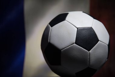 Futbol 2018. Yaratıcı kavramı. Futbol topu görünümünü kapatın. Ülke veya tezahürat kavramı destekler. Seçici odak