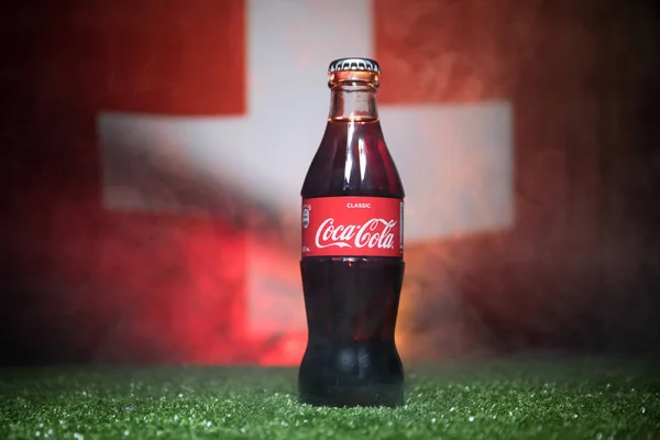 Baku Azerbajdzsán 2018 Július Kreatív Koncepció Coca Cola Klasszikus Füvön — Stock Fotó