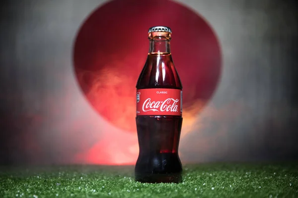 Baku Azerbajdzsán 2018 Július Kreatív Koncepció Coca Cola Klasszikus Füvön — Stock Fotó