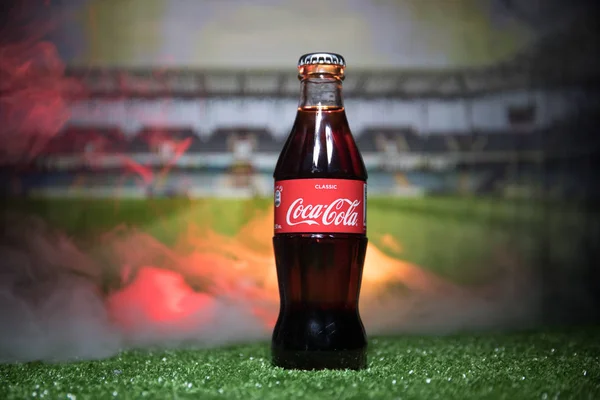 Baku Azerbajdzsán 2018 Július Kreatív Koncepció Coca Cola Klasszikus Füvön — Stock Fotó