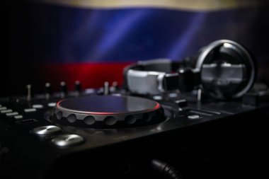 Futbol 2018 kulüp partisi konsepti. Seçici odak dj güverte görünümünü kapatın. Club poster, boş alanı olarak yararlı.