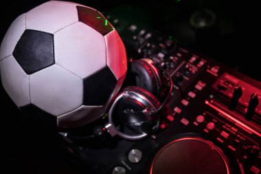 Futbol 2018 kulüp partisi konsepti. Seçici odak dj güverte görünümünü kapatın. Club poster, boş alanı olarak yararlı.
