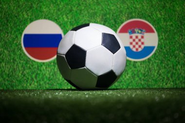 Futbol 2018. Yaratıcı kavramı. Yeşil çimenlerin üzerinde futbol topu. Ülke veya tezahürat kavramı destekler. Seçici odak