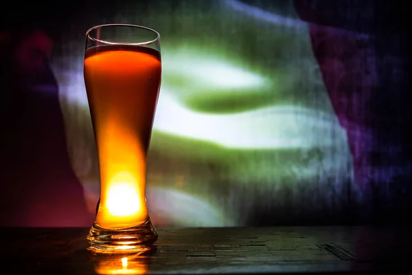 Football 2018 Kreatives Konzept Ein Einzelnes Bierglas Mit Bier Auf — Stockfoto