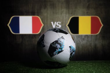 Bakü, Azerbaycan - 08 Temmuz 2018: Yaratıcı kavramı. Resmi Rusya 2018 Dünya Kupası futbol topu Adidas Telstar 18 yeşil çimenlerin üzerinde. Fransa ve Belçika. Seçici odak