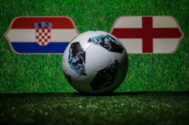 Bakü, Azerbaycan - 08 Temmuz 2018: Yaratıcı kavramı. Resmi Rusya 2018 Dünya Kupası futbol topu Adidas Telstar 18 yeşil çimenlerin üzerinde. İngiltere ve Hırvatistan. Seçici odak