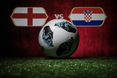 Bakü, Azerbaycan - 08 Temmuz 2018: Yaratıcı kavramı. Resmi Rusya 2018 Dünya Kupası futbol topu Adidas Telstar 18 yeşil çimenlerin üzerinde. İngiltere ve Hırvatistan. Seçici odak