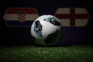 Bakü, Azerbaycan - 08 Temmuz 2018: Yaratıcı kavramı. Resmi Rusya 2018 Dünya Kupası futbol topu Adidas Telstar 18 yeşil çimenlerin üzerinde. İngiltere ve Hırvatistan. Seçici odak