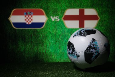 Bakü, Azerbaycan - 08 Temmuz 2018: Yaratıcı kavramı. Resmi Rusya 2018 Dünya Kupası futbol topu Adidas Telstar 18 yeşil çimenlerin üzerinde. İngiltere ve Hırvatistan. Seçici odak