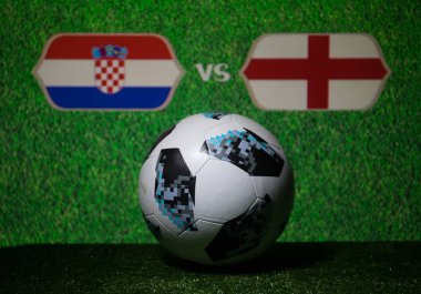 Bakü, Azerbaycan - 08 Temmuz 2018: Yaratıcı kavramı. Resmi Rusya 2018 Dünya Kupası futbol topu Adidas Telstar 18 yeşil çimenlerin üzerinde. İngiltere ve Hırvatistan. Seçici odak