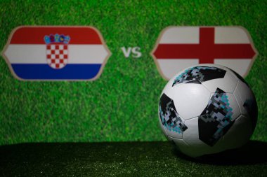 Bakü, Azerbaycan - 08 Temmuz 2018: Yaratıcı kavramı. Resmi Rusya 2018 Dünya Kupası futbol topu Adidas Telstar 18 yeşil çimenlerin üzerinde. İngiltere ve Hırvatistan. Seçici odak