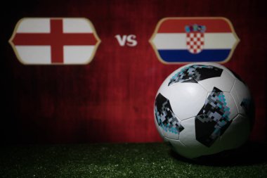Bakü, Azerbaycan - 08 Temmuz 2018: Yaratıcı kavramı. Resmi Rusya 2018 Dünya Kupası futbol topu Adidas Telstar 18 yeşil çimenlerin üzerinde. İngiltere ve Hırvatistan. Seçici odak