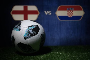 Bakü, Azerbaycan - 08 Temmuz 2018: Yaratıcı kavramı. Resmi Rusya 2018 Dünya Kupası futbol topu Adidas Telstar 18 yeşil çimenlerin üzerinde. İngiltere ve Hırvatistan. Seçici odak