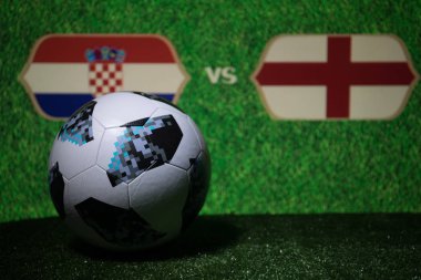 Bakü, Azerbaycan - 08 Temmuz 2018: Yaratıcı kavramı. Resmi Rusya 2018 Dünya Kupası futbol topu Adidas Telstar 18 yeşil çimenlerin üzerinde. İngiltere ve Hırvatistan. Seçici odak