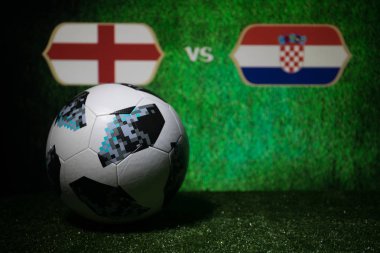 Bakü, Azerbaycan - 08 Temmuz 2018: Yaratıcı kavramı. Resmi Rusya 2018 Dünya Kupası futbol topu Adidas Telstar 18 yeşil çimenlerin üzerinde. İngiltere ve Hırvatistan. Seçici odak