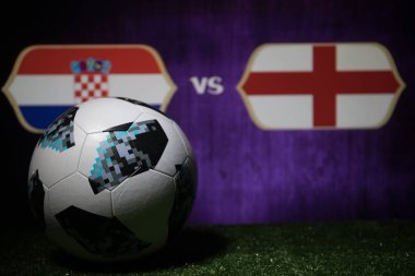 Bakü, Azerbaycan - 08 Temmuz 2018: Yaratıcı kavramı. Resmi Rusya 2018 Dünya Kupası futbol topu Adidas Telstar 18 yeşil çimenlerin üzerinde. İngiltere ve Hırvatistan. Seçici odak