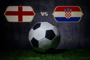 Futbol 2018. Yaratıcı kavramı. Yeşil çimenlerin üzerinde futbol topu. İngiltere ve Hırvatistan. Seçici odak