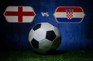 Futbol 2018. Yaratıcı kavramı. Yeşil çimenlerin üzerinde futbol topu. İngiltere ve Hırvatistan. Seçici odak