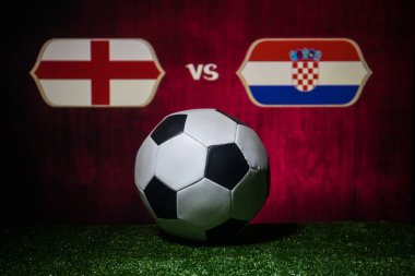 Futbol 2018. Yaratıcı kavramı. Yeşil çimenlerin üzerinde futbol topu. İngiltere ve Hırvatistan. Seçici odak