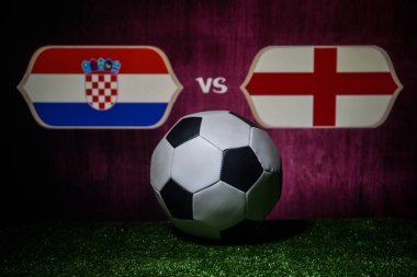 Futbol 2018. Yaratıcı kavramı. Yeşil çimenlerin üzerinde futbol topu. İngiltere ve Hırvatistan. Seçici odak