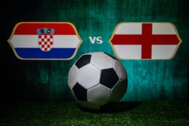 Futbol 2018. Yaratıcı kavramı. Yeşil çimenlerin üzerinde futbol topu. İngiltere ve Hırvatistan. Seçici odak