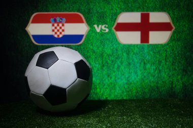 Futbol 2018. Yaratıcı kavramı. Yeşil çimenlerin üzerinde futbol topu. İngiltere ve Hırvatistan. Seçici odak