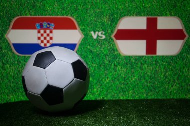 Futbol 2018. Yaratıcı kavramı. Yeşil çimenlerin üzerinde futbol topu. İngiltere ve Hırvatistan. Seçici odak