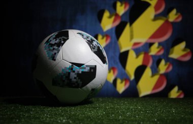 Bakü, Azerbaycan - 08 Temmuz 2018: Yaratıcı kavramı. Resmi Rusya 2018 Dünya Kupası futbol topu Adidas Telstar 18 yeşil çimenlerin üzerinde. Destek Belçika takım kavramı. Seçici odak