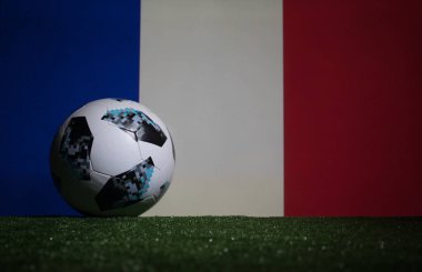 Bakü, Azerbaycan - 08 Temmuz 2018: Yaratıcı kavramı. Resmi Rusya 2018 Dünya Kupası futbol topu Adidas Telstar 18 yeşil çimenlerin üzerinde. Destek Fransa takım kavramı. Seçici odak