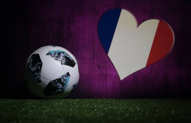 Bakü, Azerbaycan - 08 Temmuz 2018: Yaratıcı kavramı. Resmi Rusya 2018 Dünya Kupası futbol topu Adidas Telstar 18 yeşil çimenlerin üzerinde. Destek Fransa takım kavramı. Seçici odak