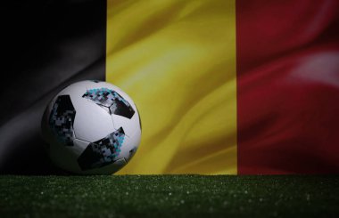 Bakü, Azerbaycan - 08 Temmuz 2018: Yaratıcı kavramı. Resmi Rusya 2018 Dünya Kupası futbol topu Adidas Telstar 18 yeşil çimenlerin üzerinde. Destek Belçika takım kavramı. Seçici odak