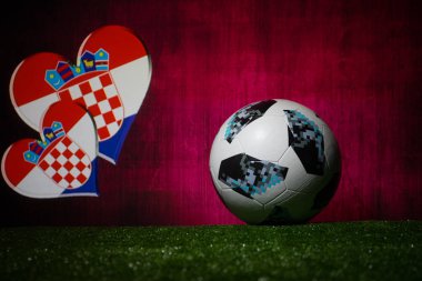 Bakü, Azerbaycan - 08 Temmuz 2018: Yaratıcı kavramı. Resmi Rusya 2018 Dünya Kupası futbol topu Adidas Telstar 18 yeşil çimenlerin üzerinde. Destek Hırvatistan takım kavramı. Seçici odak