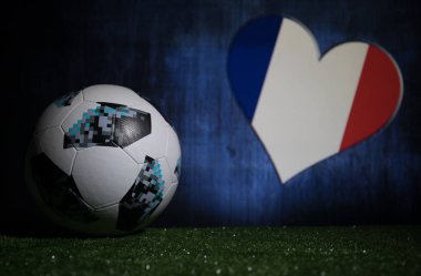 Bakü, Azerbaycan - 08 Temmuz 2018: Yaratıcı kavramı. Resmi Rusya 2018 Dünya Kupası futbol topu Adidas Telstar 18 yeşil çimenlerin üzerinde. Destek Fransa takım kavramı. Seçici odak