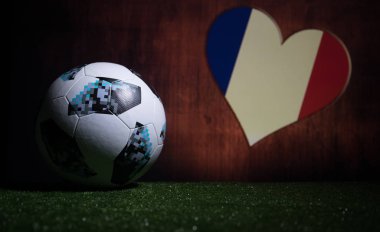 Bakü, Azerbaycan - 08 Temmuz 2018: Yaratıcı kavramı. Resmi Rusya 2018 Dünya Kupası futbol topu Adidas Telstar 18 yeşil çimenlerin üzerinde. Destek Fransa takım kavramı. Seçici odak