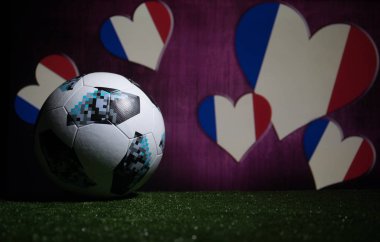 Bakü, Azerbaycan - 08 Temmuz 2018: Yaratıcı kavramı. Resmi Rusya 2018 Dünya Kupası futbol topu Adidas Telstar 18 yeşil çimenlerin üzerinde. Destek Fransa takım kavramı. Seçici odak