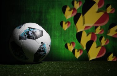 Bakü, Azerbaycan - 08 Temmuz 2018: Yaratıcı kavramı. Resmi Rusya 2018 Dünya Kupası futbol topu Adidas Telstar 18 yeşil çimenlerin üzerinde. Destek Belçika takım kavramı. Seçici odak