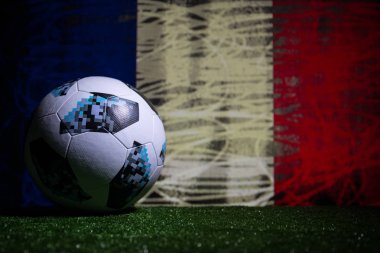 Bakü, Azerbaycan - 08 Temmuz 2018: Yaratıcı kavramı. Resmi Rusya 2018 Dünya Kupası futbol topu Adidas Telstar 18 yeşil çimenlerin üzerinde. Destek Fransa takım kavramı. Seçici odak