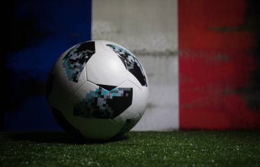 Bakü, Azerbaycan - 08 Temmuz 2018: Yaratıcı kavramı. Resmi Rusya 2018 Dünya Kupası futbol topu Adidas Telstar 18 yeşil çimenlerin üzerinde. Destek Fransa takım kavramı. Seçici odak