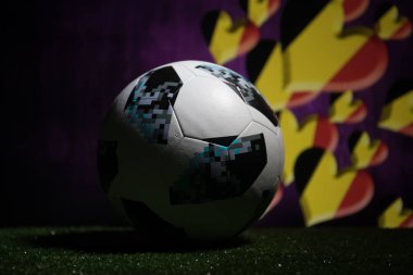 Bakü, Azerbaycan - 08 Temmuz 2018: Yaratıcı kavramı. Resmi Rusya 2018 Dünya Kupası futbol topu Adidas Telstar 18 yeşil çimenlerin üzerinde. Destek Belçika takım kavramı. Seçici odak